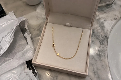 Collier Personnalisé avec Initiale Latérale — photo d'un client 4